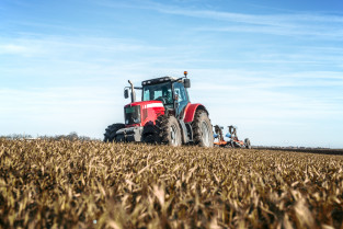 Tractor agricultural machine cultivating field